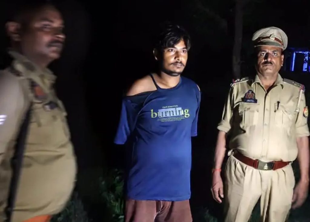 पत्नी से विवाद के बाद हाईटेंशन टावर पर चढ़ा युवक, साढ़े पांच घंटे चला हाईवोल्टेज ड्रामा।