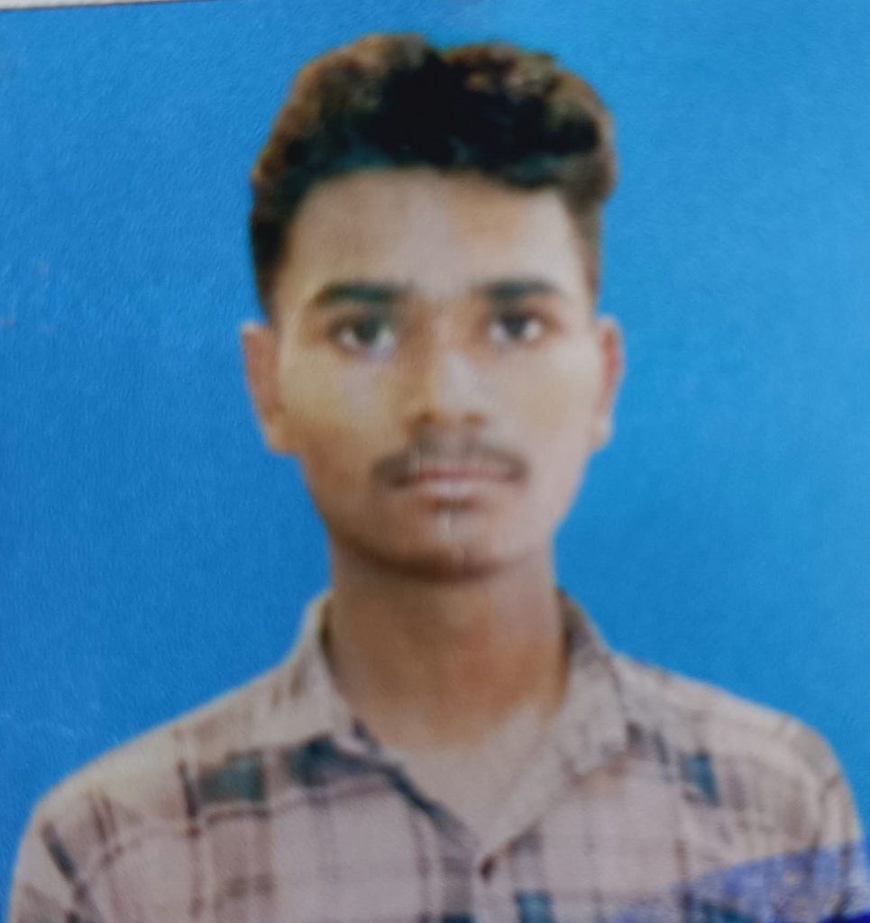 खेत में फंदे से लटका मिला छात्र का शव, आत्महत्या की आशंका; जांच में जुटी पुलिस।