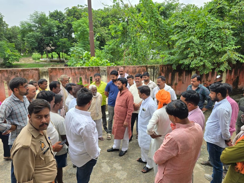 कुर्थिया सड़क हादसे से पसरा मातम, पोस्टमार्टम हाउस पहुंच पूर्व विधायक जय चौबे ने परिजनों को बंधाया ढांढस।