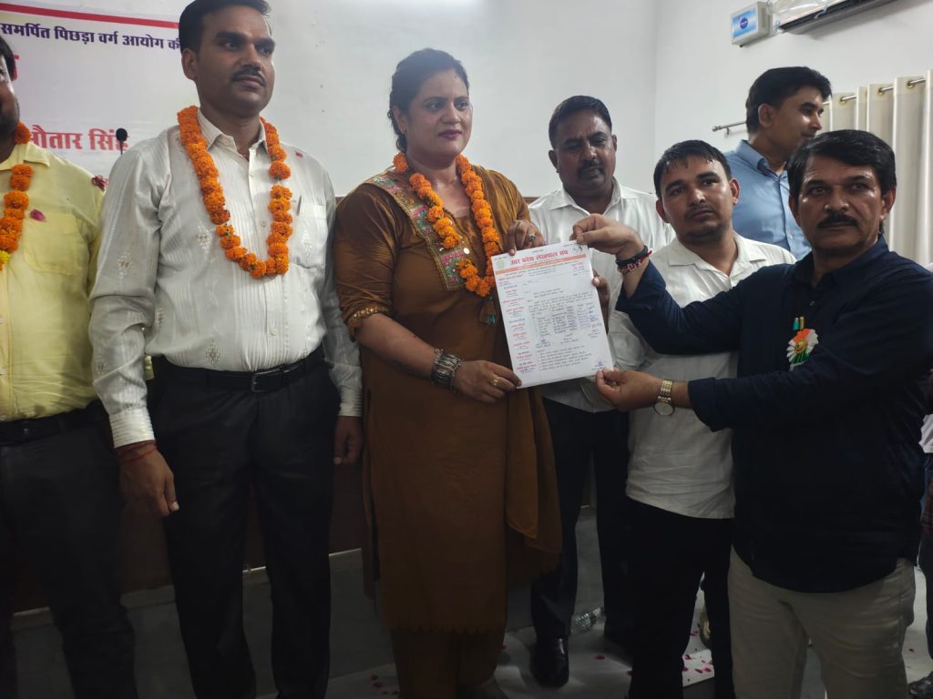 बिजनौर लेखपाल संघ की पहली महिला जिलाध्यक्ष बनीं अंजली त्यागी।