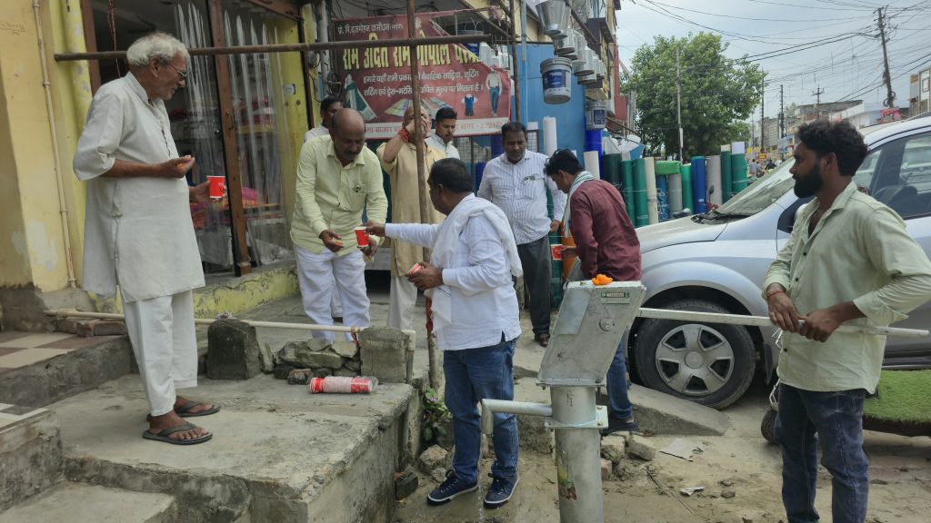 गोला बाजार में नगर पालिका की नई पहल: अब राहगीरों और व्यापारियों को मिलेगा स्वच्छ पेयजल।