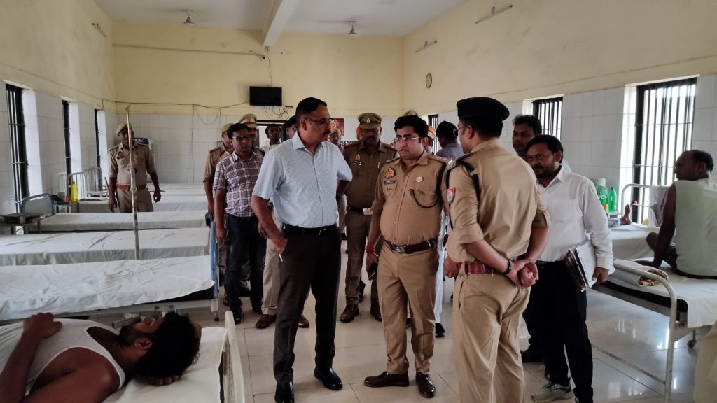 डीएम व एसपी ने संयुक्त रूप से जिला कारागार का किया निरीक्षण।