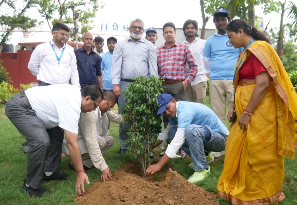 ‘एक पेड़ मां के नाम’ अभियान के तहत मंगलायतन विश्वविद्यालय में वृहद पौधरोपण।