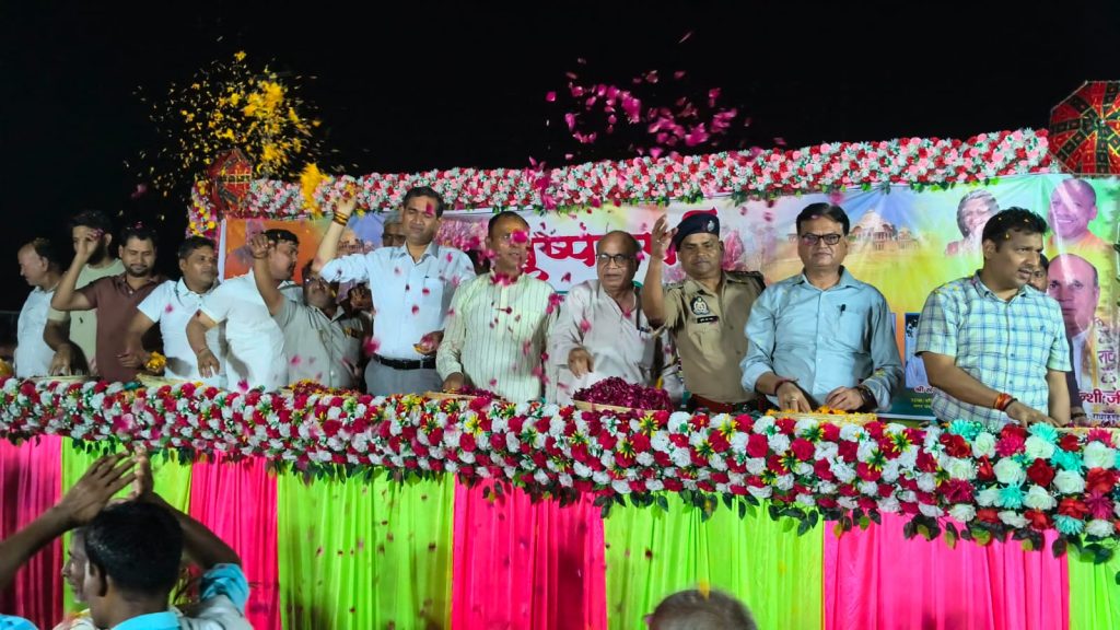 मुड़िया पूर्णिमा मेले में श्रद्धालुओं पर हुई पुष्पवर्षा, जनप्रतिनिधियों व अधिकारियों ने किया स्वागत।