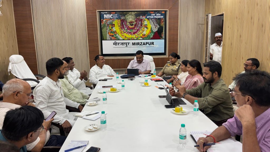 डीएम ने जनप्रतिनिधियों के साथ की समीक्षा बैठक, विकास कार्यों एवं कानून व्यवस्था पर किया मंथन।