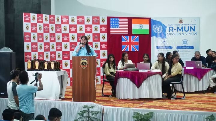 आरआईएस के विद्यार्थियों ने अंतरराष्ट्रीय समस्याओं पर रखी बेबाक राय।