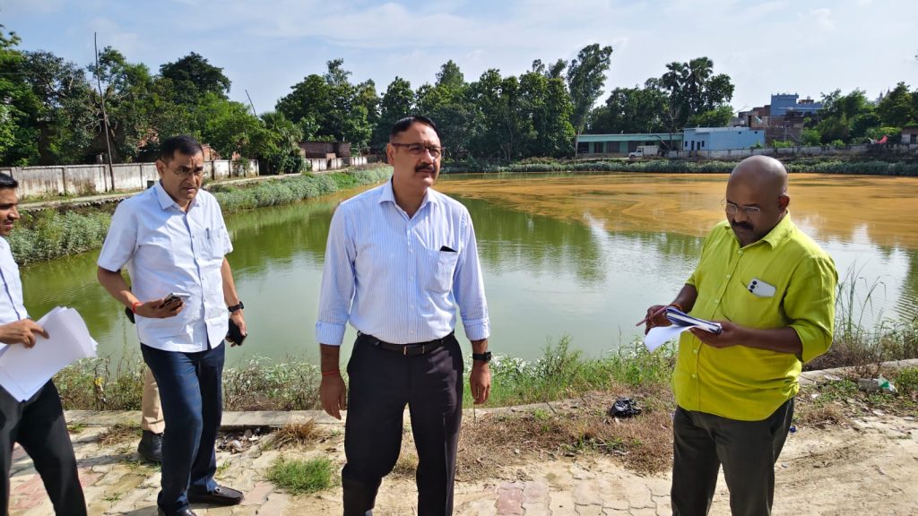 डीएम ने मनरेगा से निर्मित तालाबों का किया निरीक्षण, साफ-सफाई और रखरखाव के दिए निर्देश।