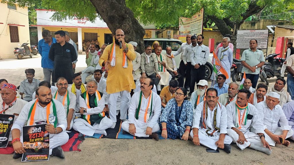 राहुल गांधी का पुतला दहन मामले में कांग्रेस का प्रदर्शन, एफआईआर और गिरफ्तारी की मांग।
