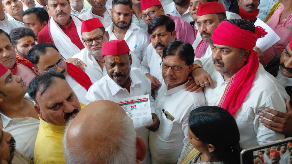 सपा ने जिला मुख्यालय पर किया जोरदार प्रदर्शन।