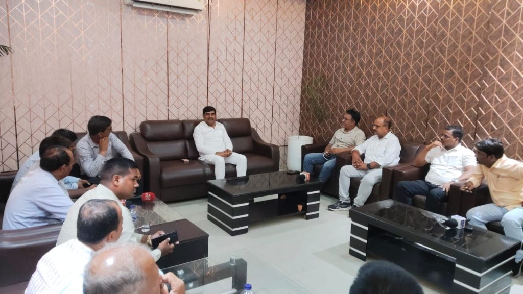 मत्स्य विभाग में कर्मचारियों की कमी पर सभापति वीरू साहनी ने जताई चिंता, शासन को भेजेंगे रिपोर्ट।