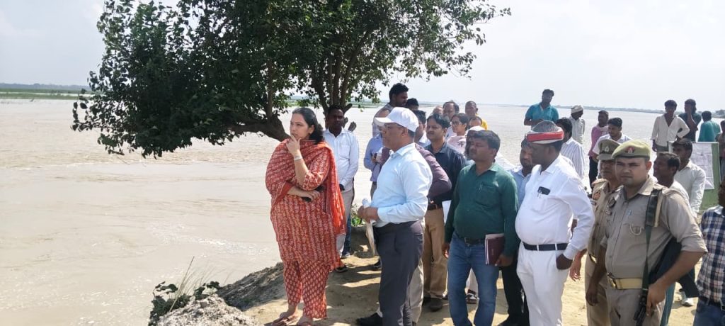 डीएम ने बैराड़ी एतमाली के बाढ़ प्रभावित क्षेत्रों का किया निरीक्षण, राहत एवं बचाव कार्यों में तेजी के दिए निर्देश।