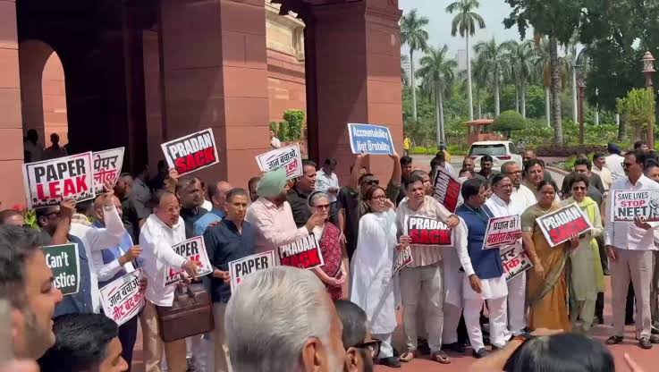 संसद परिसर में पेपर लीक पर सियासी टकराव, प्रदर्शन के दौरान आमने-सामने आए एनडीए और विपक्षी सांसद; जमकर नारेबाजी।