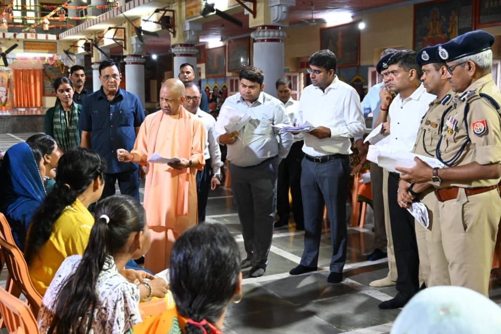 जनसेवा सर्वोपरि : प्रतिकूल मौसम में भी सीएम योगी ने किया जनता दर्शन।