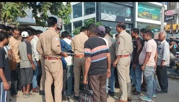 सफाई कर्मचारी की मौत के बाद भरतपुर गेट पर हंगामा, शव रखकर लगाया जाम।