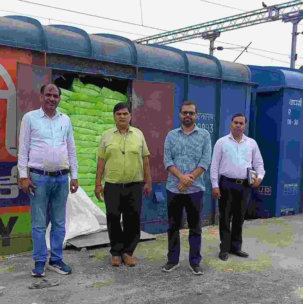 मथुरा में 2763 मीट्रिक टन इफको डीएपी की रैक पहुंची, 91 सहकारी समितियों को किया गया आवंटन।