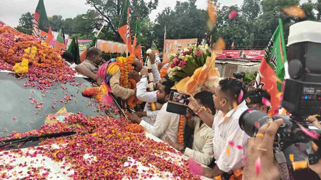 नवनियुक्त भाजपा राष्ट्रीय महामंत्री हरीश द्विवेदी का बस्ती में भव्य स्वागत, कार्यकर्ताओं ने जगह-जगह की पुष्पवर्षा।