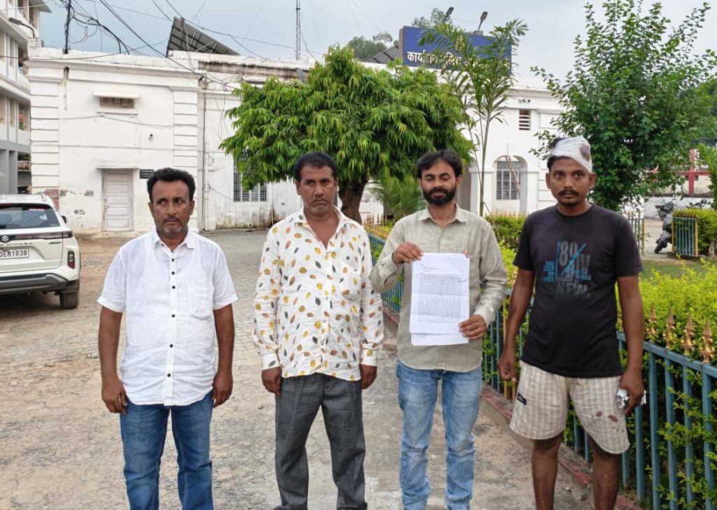 भूमि विवाद के कारण फर्जी मुकदमों में फंसाने का आरोप, एसपी से न्याय दिलाने की मांग।