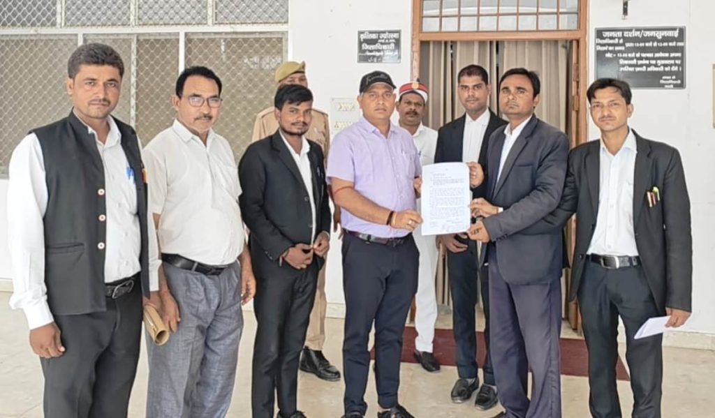 महंत राजू दास के खिलाफ अभद्र टिप्पणी मामले में कार्रवाई की मांग, सौंपा ज्ञापन।