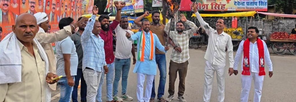 राजू दास के बयान के विरोध में निषाद समाज ने फूंका पुतला, कार्रवाई की मांग।