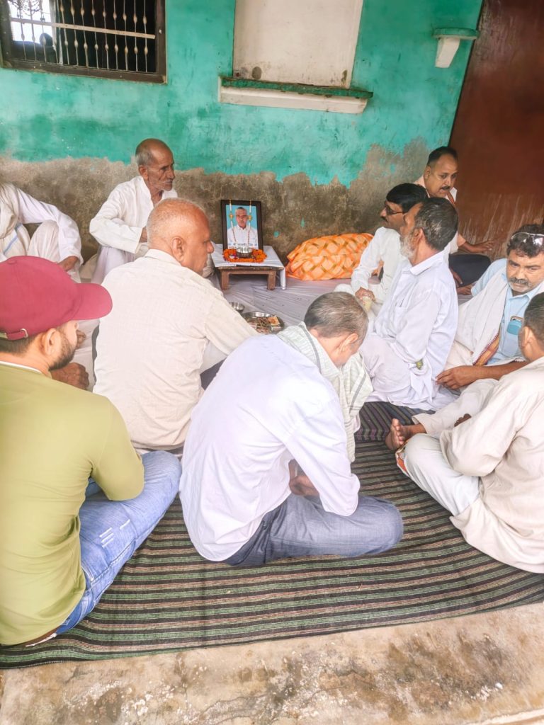 गोवर्धन विधानसभा में जनसंपर्क अभियान जारी, क्षेत्र के विकास के लिए समाजवादी पार्टी की सरकार बनाने का आह्वान।