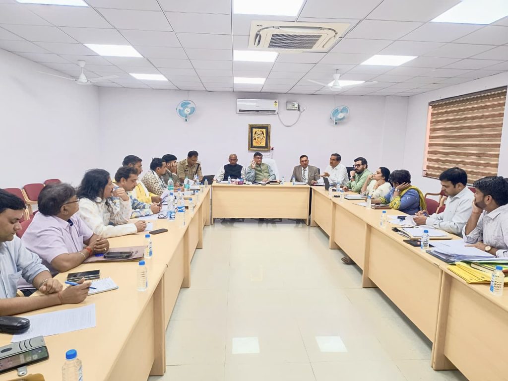 बांके बिहारी मंदिर हाई पावर्ड मैनेजमेंट कमेटी की 18वीं बैठक संपन्न, विभिन्न व्यवस्थाओं पर हुई समीक्षा।