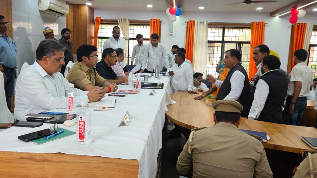डीएम की अध्यक्षता में खलीलाबाद तहसील में सम्पूर्ण समाधान दिवस के दौरान सुनी गई फरियादियों की शिकायतें।