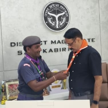 स्काउट गाइड स्कार्फ डे के अवसर पर डीएम व एसपी को स्कार्फ लगाकर किया गया सम्मानित।