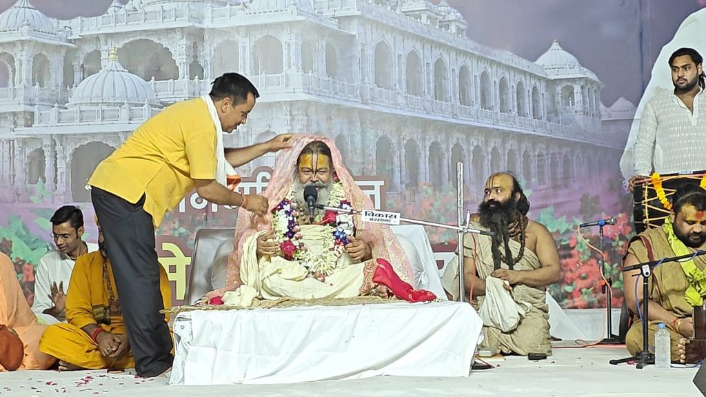 ‘ब्रज में रतन राधिका गोरी’ के स्वरों से गूंजा बरसाना, गुरु पूर्णिमा महोत्सव में उमड़ा श्रद्धा का सैलाब।