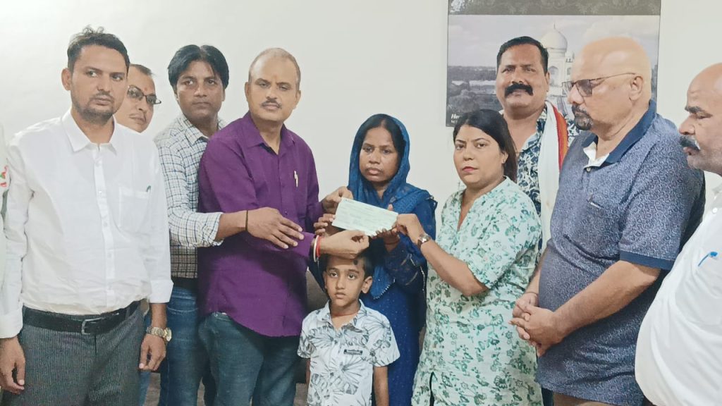 दिवंगत पत्रकार के परिजनों को जनपद के पत्रकारों ने दी आर्थिक सहायता।