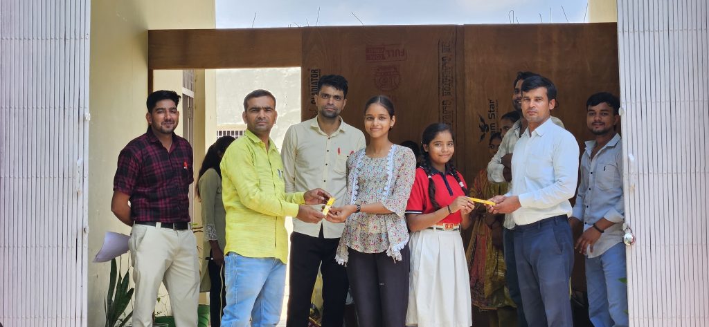 इंडियन पब्लिक स्कूल जादौपुर में मेधावी विद्यार्थियों का सम्मान, पुरस्कार पाकर खिले चेहरे।