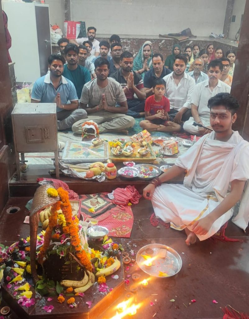 श्रावण मास के प्रथम सोमवार को शिवालयों मैं उमड़ी भक्तों की भीड़।