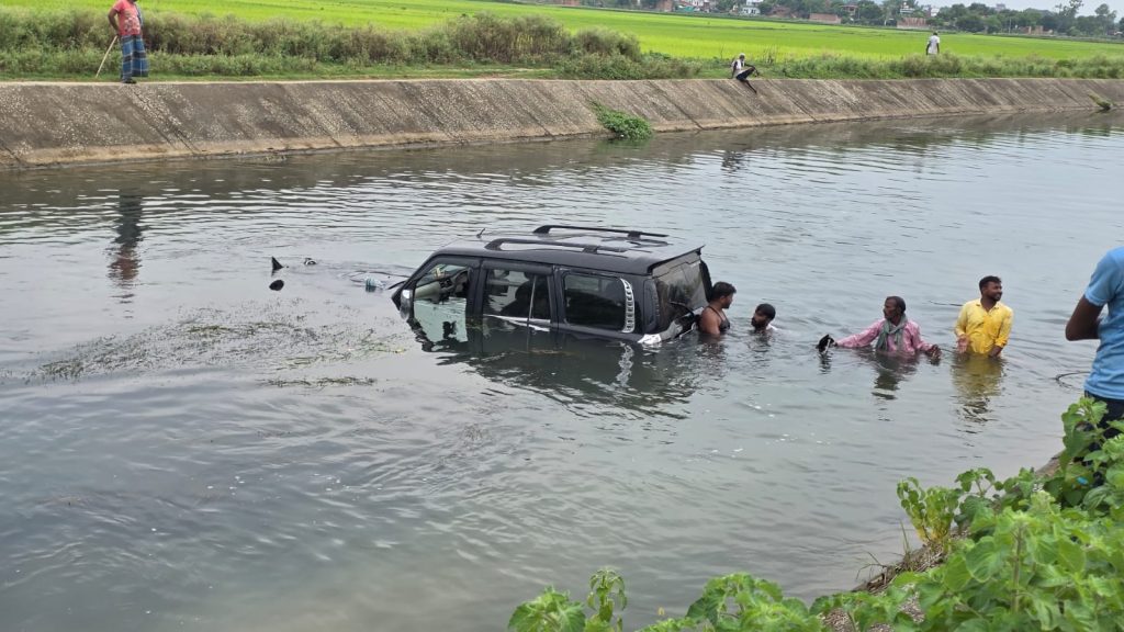 अनियंत्रित होकर नहर में घुसी स्कॉर्पियो, ग्रामीणों की मदद से सभी सवार सुरक्षित निकाले गए।
