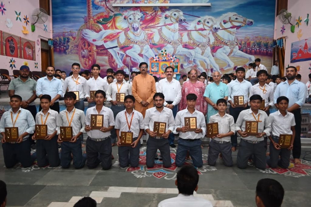 जिला पंचायत अध्यक्ष ने छात्र संसद के नवनिर्वाचिक छात्र नेताओं को दिलाई शपथ, आचार्यों सहित विजेता छात्राओं को किया सम्मानित।