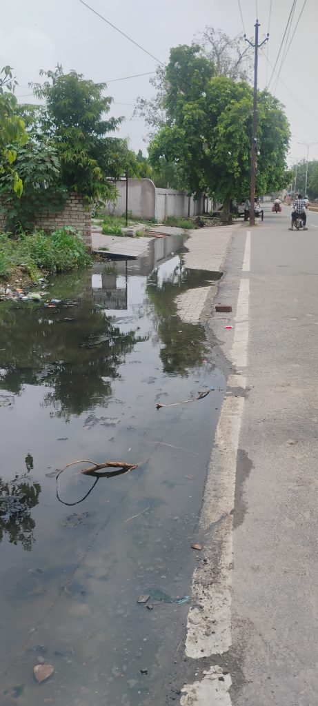 करोड़ों की सड़क परियोजना पर जलभराव भारी, नगर निगम व विकास प्राधिकरण की कार्यशैली पर उठे सवाल।