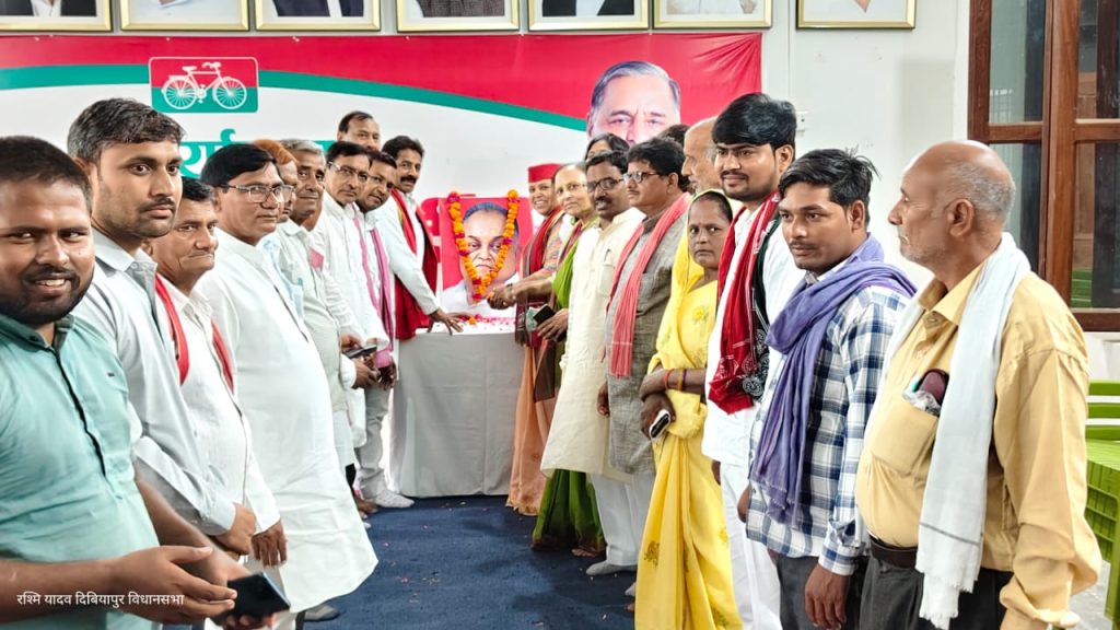 सपा कार्यालय में धूमधाम से मनाई गई जनेश्वर मिश्र की जयंती।