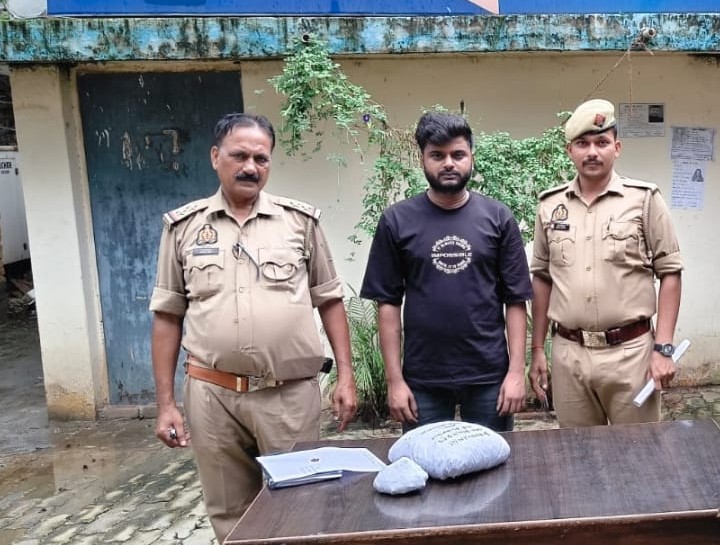 लालगंज पुलिस ने 1.1 किलो अवैध गांजा के साथ तस्कर को किया गिरफ्तार।