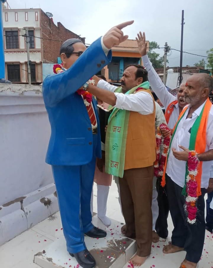मिश्रिख संसदीय क्षेत्र में हुआ भव्य स्वागत, बाबा साहेब की प्रतिमा पर किया माल्यार्पण।