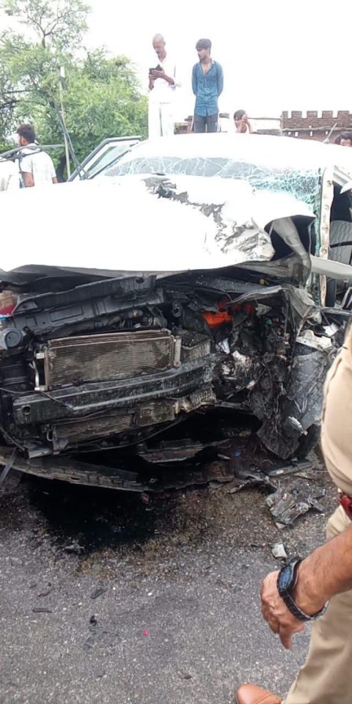 झांसी में भीषण सड़क हादसे में अतीक अहमद के बेटे अबान की मौत, डिवाइडर से टकराई तेज रफ्तार क्रेटा के उड़े परखच्चे।