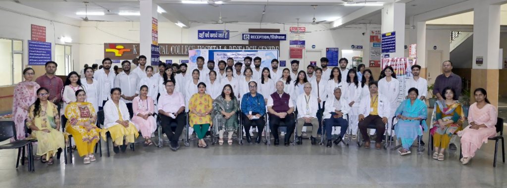 के.डी. मेडिकल कॉलेज के चिकित्सा विशेषज्ञों ने बताई मां के दूध की महत्ता।