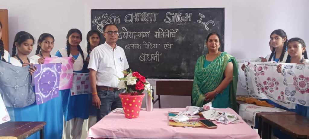 ब्लॉक पेंटिंग और बांधनी कला से छात्राओं ने सजाए वस्त्र।