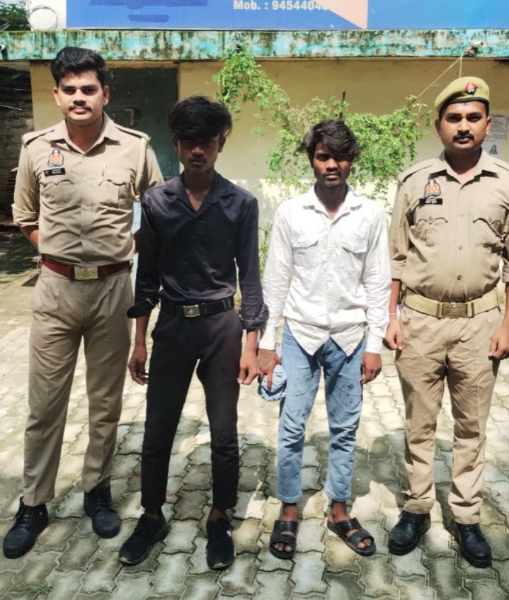 नाबालिग तीन छात्राओं को भगाने और बंधक बनाने के मामले में दो आरोपी गिरफ्तार।