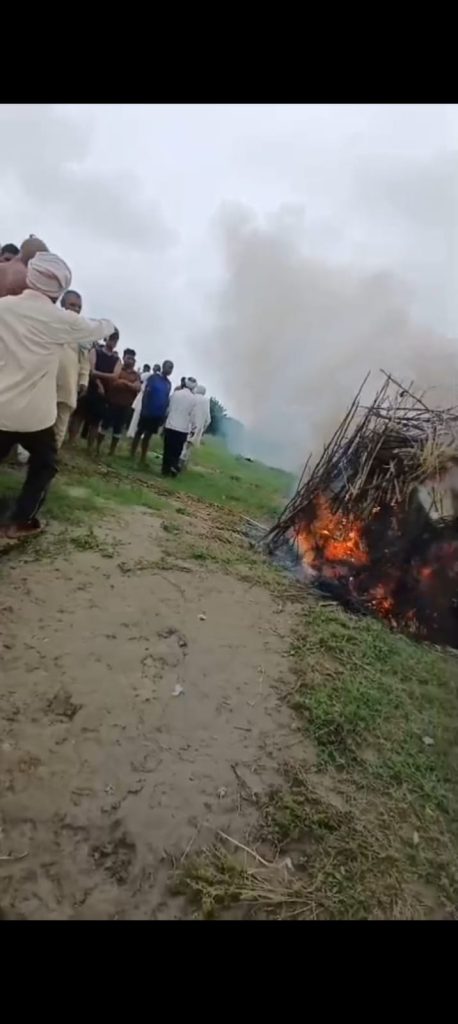 श्मशान घाट नहीं, बारिश में रास्ता भी बेहाल, 10 गांवों के ग्रामीण परेशान।