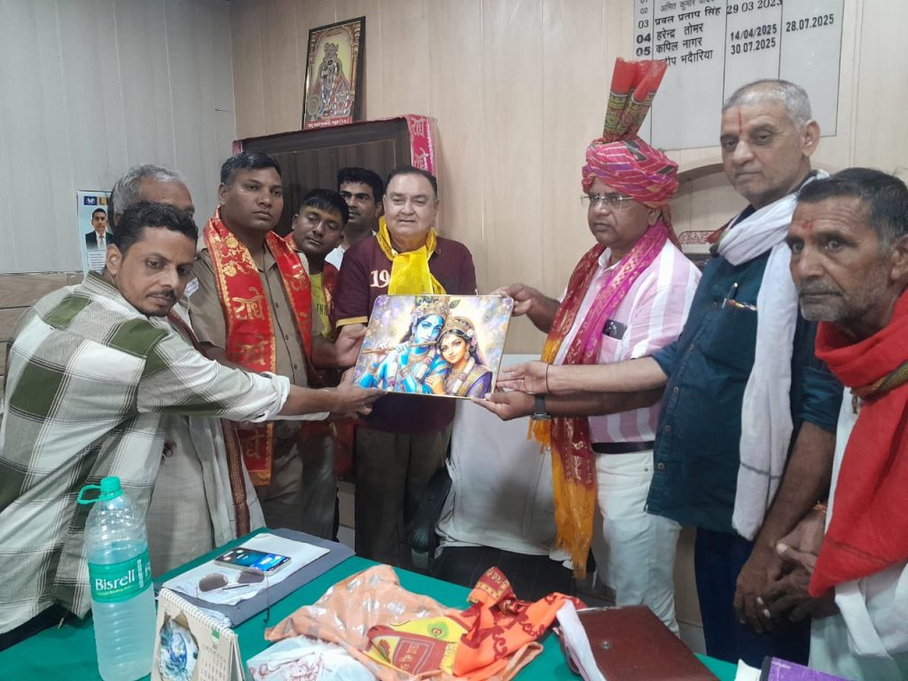 अड़ींग चौकी प्रभारी का रालोद नेता व ग्रामीणों ने किया सम्मान।