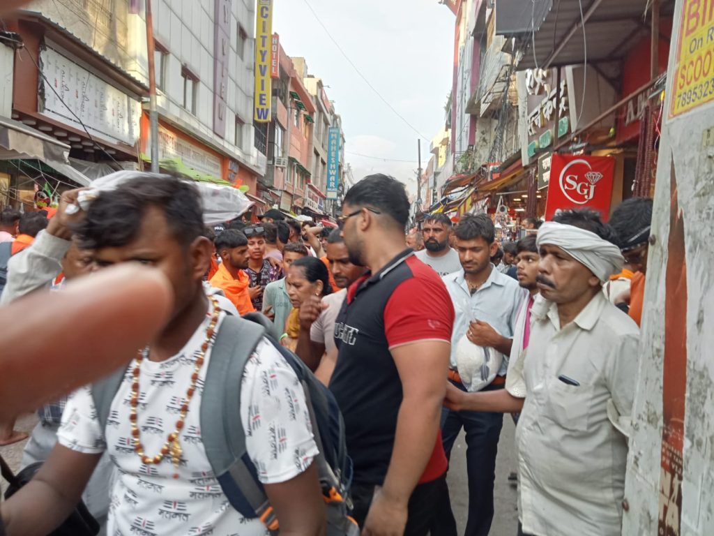 हरकी पौड़ी से गंगाजल लेकर गंतव्य की ओर बढ़ रहे लाखों कांवड़िए, प्रशासन ने किए पुख्ता इंतजाम।