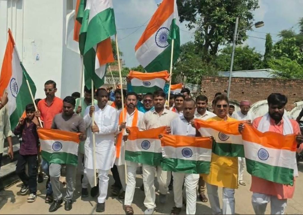 महसों में भारत माता की जयकरो के साथ निकली तिरंगा यात्रा।