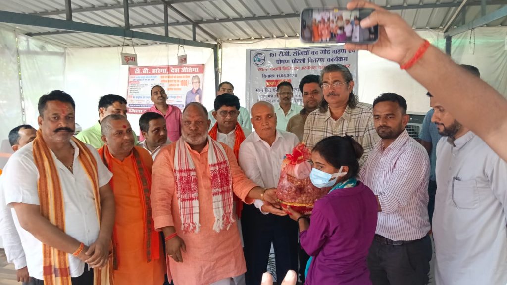 मीरजापुर में टीबी मरीजों के लिए आगे आए उत्तर प्रदेश मंत्री हंसराज विश्वकर्मा।