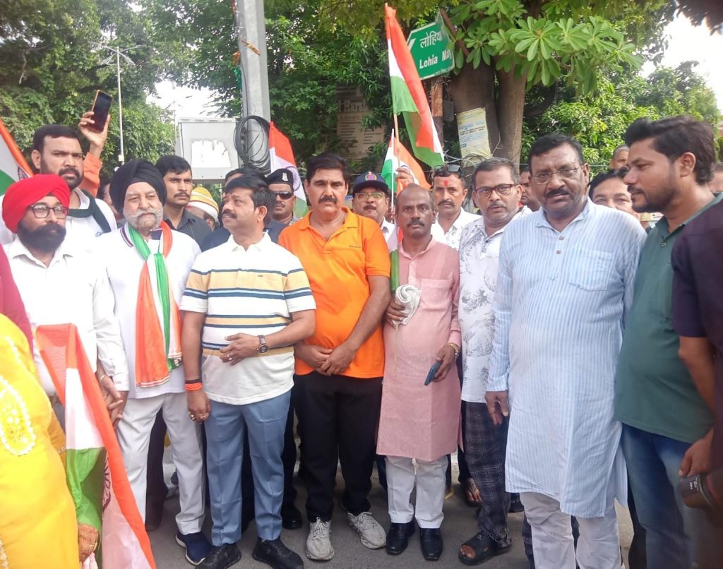 प्रयागराज में गूंजा देशभक्ति का जयघोष, तिरंगा रैली में उमड़ा जनसैलाब।
