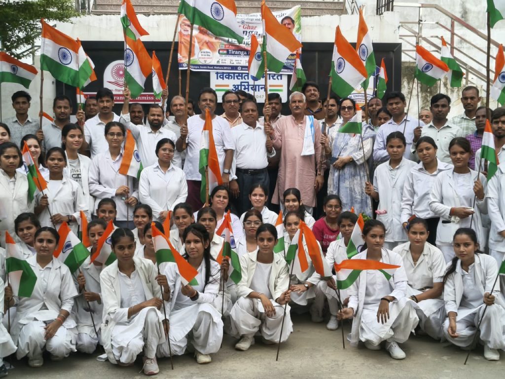 केएम विश्वविद्यालय में हर घर तिरंगा रैली: सफेद कोट हाथ में तिरंगा लेकर निकले छात्र-छात्राएं।