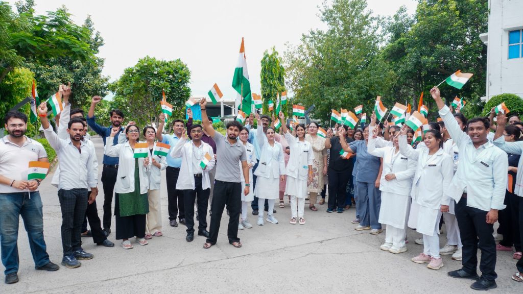 केडी मेडिकल और केडी डेंटल कॉलेज में निकली भव्य तिरंगा यात्रा।