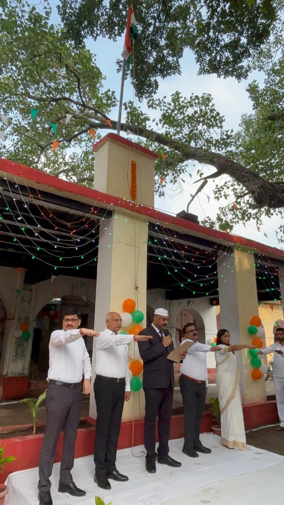 कलेक्ट्रेट में डीएम ने फहराया तिरंगा, दिलाई एकता-अखंडता की शपथ।